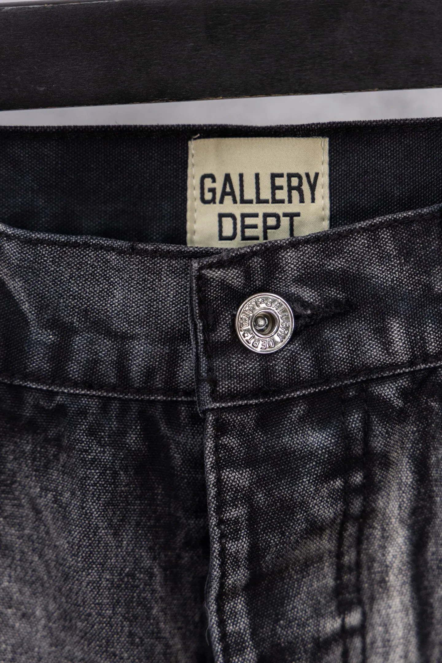 💰260 GALLERY DEPT.25ss new street gradient splash-ink graffiti jeans Gallery Dept. was born in the soil of Los Angeles street culture. With the core concept of "art is daily life", it deeply integrates traditional denim craftsmanship with modern graffiti art. The brand transforms old denim, Vintage T-shirts and other items by hand, giving them personalized elements such as wear, splashing, splicing, etc. Each piece is hand-finished by craftsmen and has both artistic collection value and practical function. In 2021, the joint capsule series with French veteran Lanvin and the cooperation with Chrome Hearts have attracted the attention of the fashion industry, confirming its transformation from an independent studio to an international trend symbol. Gallery Dept. targets the global fashion pioneer group aged 18-35 and positions itself as a "high street art trendy brand". Its core competitiveness lies in: • Cultural symbol output: Through endorsements from stars such as Virgil Abloh, Jennie, and Justin Bieber, it strengthens the brand's benchmark status in the hip-hop and fashion circles. Size: 28-36 Color: gray black